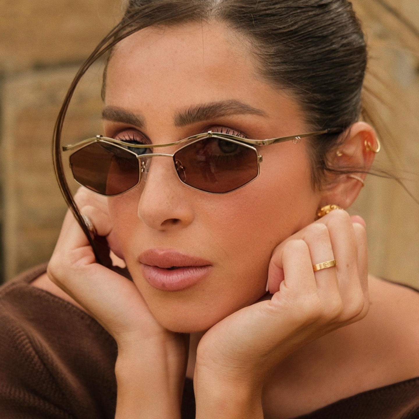 تسوق نظارات شمسية ليلا إيدجي بإطار غير منتظم TRICE بلون ذهبي أونلاين.