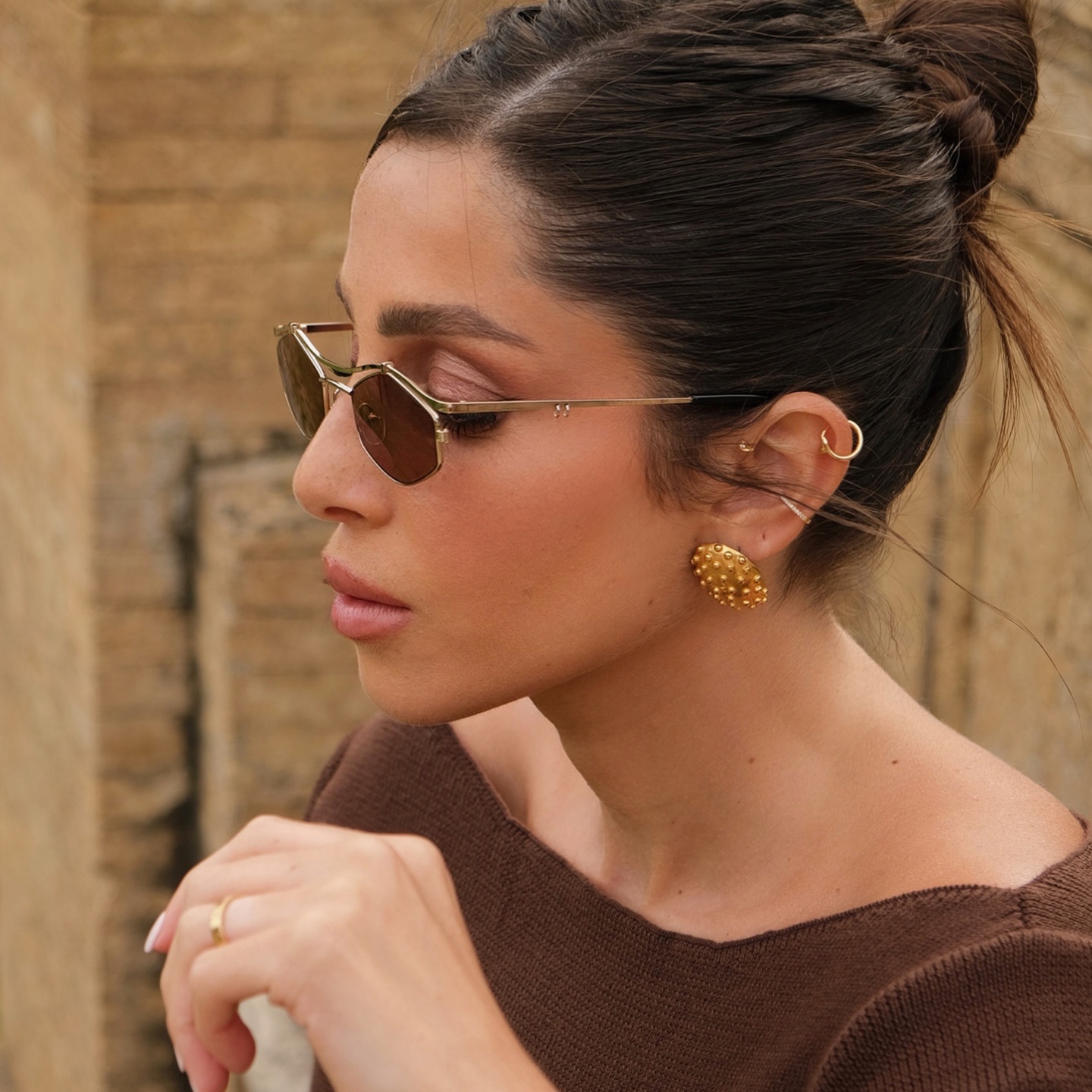 تسوق نظارات شمسية ليلا إيدجي بإطار غير منتظم TRICE بلون ذهبي أونلاين.